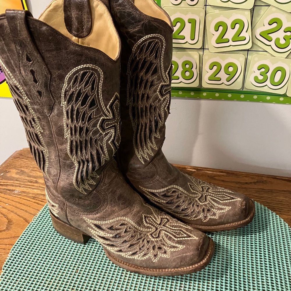 Corral women’s boots! Cross on the front. Beautiful! Great  condition. size 8.5.